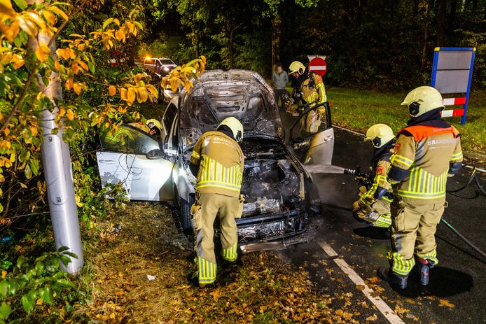 Een auto is uitgebrand op een afrit van de A27 bij Oosterhout.