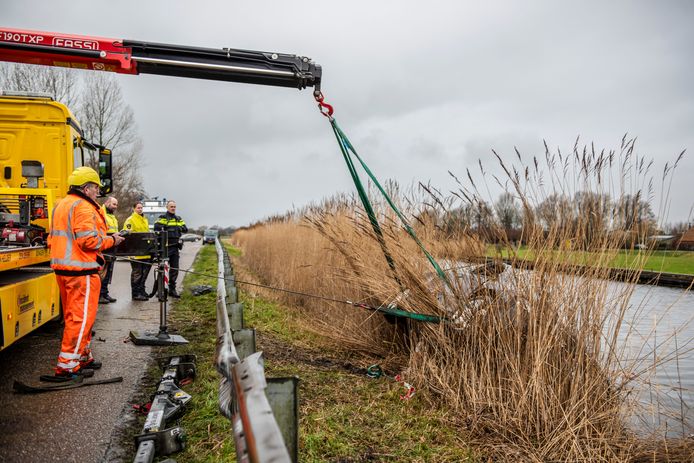 Vier mensen zijn overleden nadat de auto waarin zij zaten, te water was geraakt in het Noord-Hollandse Obdam. Hoe het ongeluk kon gebeuren, is nog niet duidelijk.