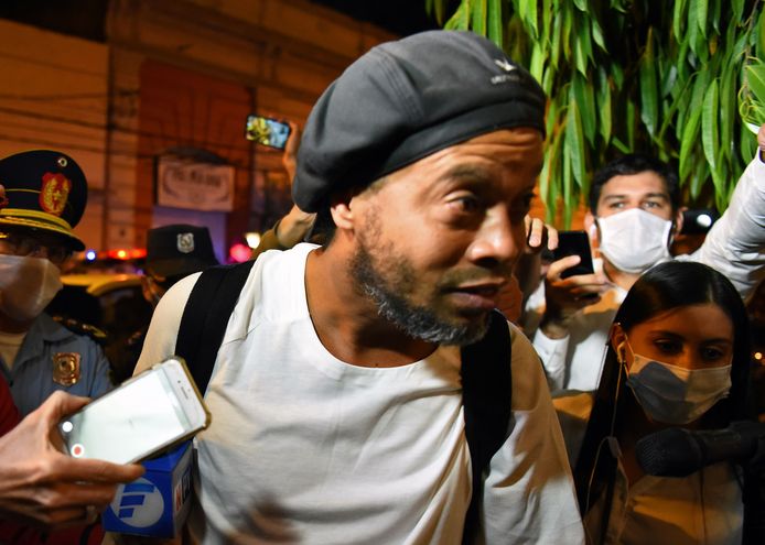 Ronaldinho arriveert in het hotel waar hij z'n huisarrest uitzit.