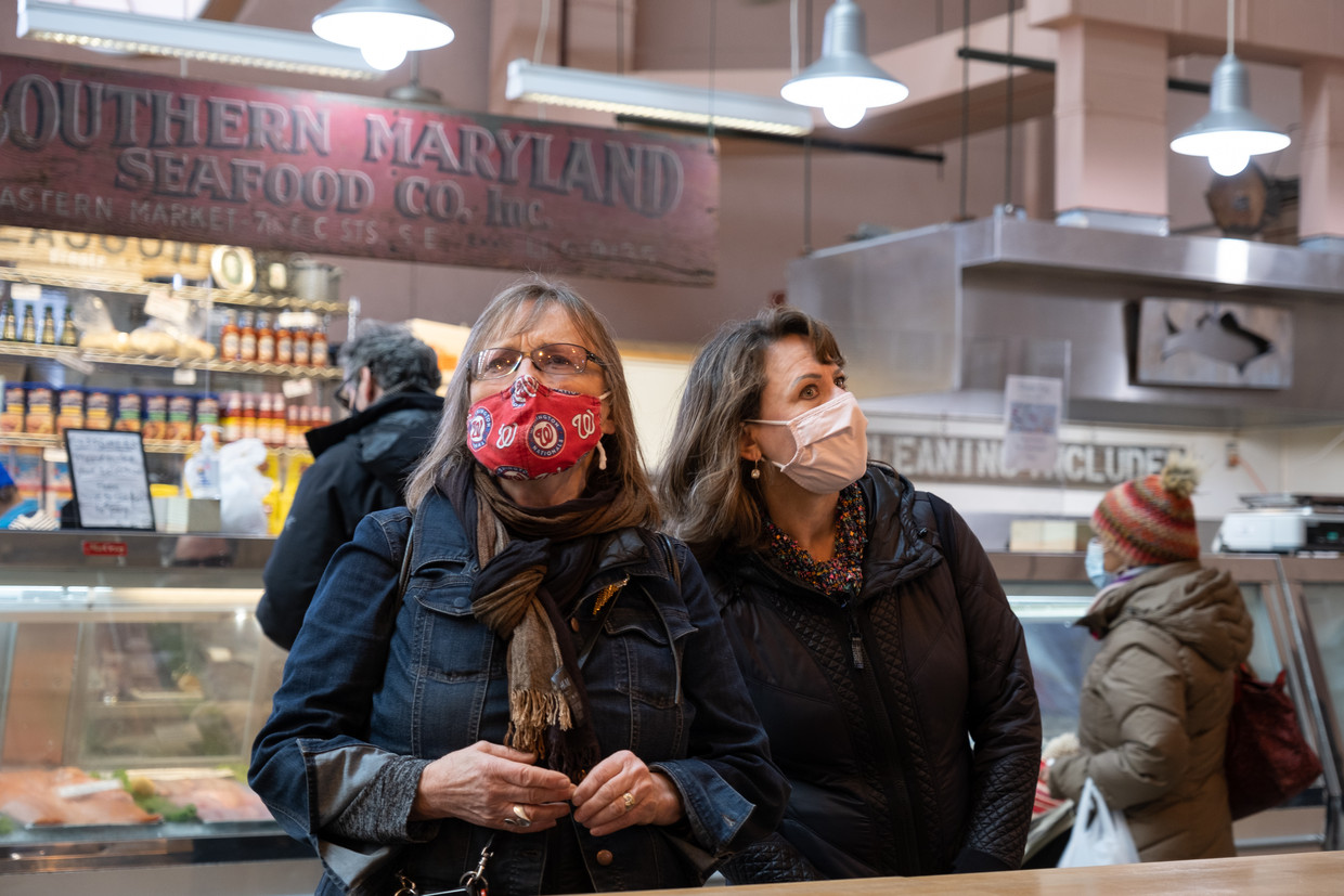 Sandra Jean Sands (69, links) en een vriendin Mary Ellen Palowitch (60) bestellen lunch in een markt in 'The Hill'. Beeld Eline van Nes