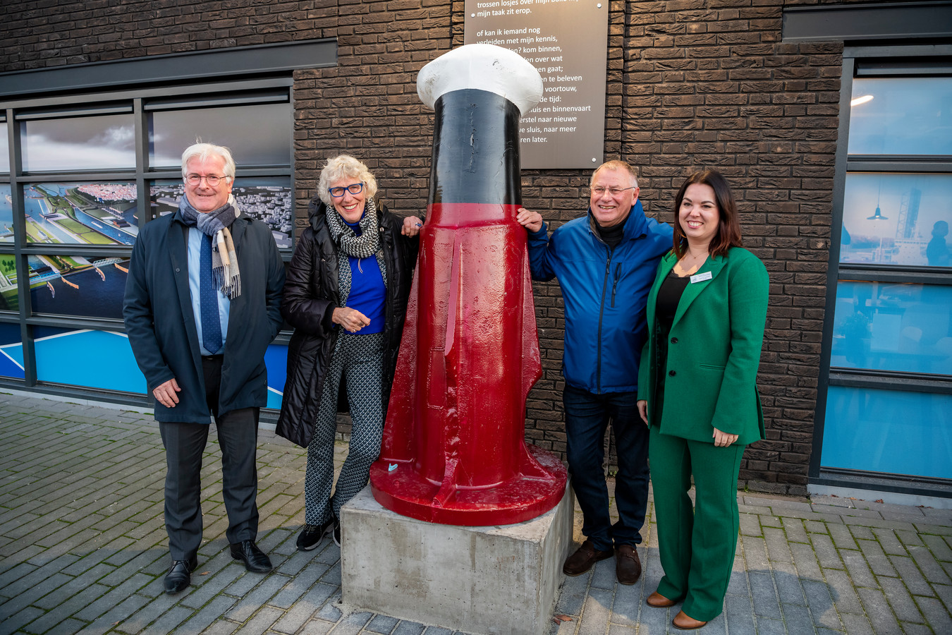Een grote bolder zal voor altijd aan de Terneuzense Middensluis blijven ...