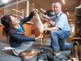Jeison Rodriguez (m), hier enkele jaren geleden tijdens een bezoek aan Zutphen, heeft met maat 70 de grootste voeten ter wereld. Schoenmaker Georg Wessels (r) maakt gratis voor hem schoenen op maat.