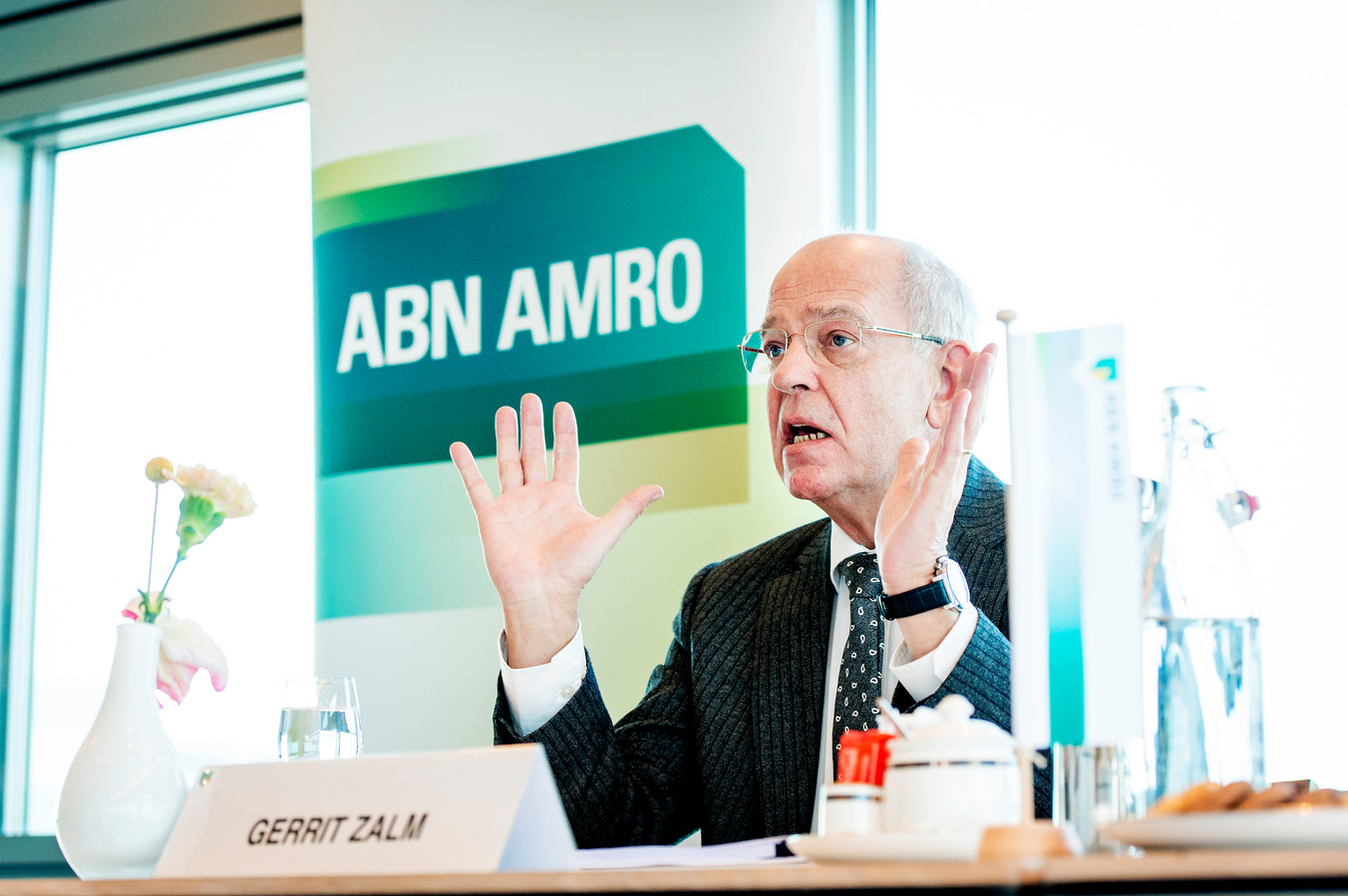 AMSTERDAM - Voormalig topman Gerrit Zalm wordt mogelijk vervolgd voor het falende anti-witwasbeleid van ABN Amro.