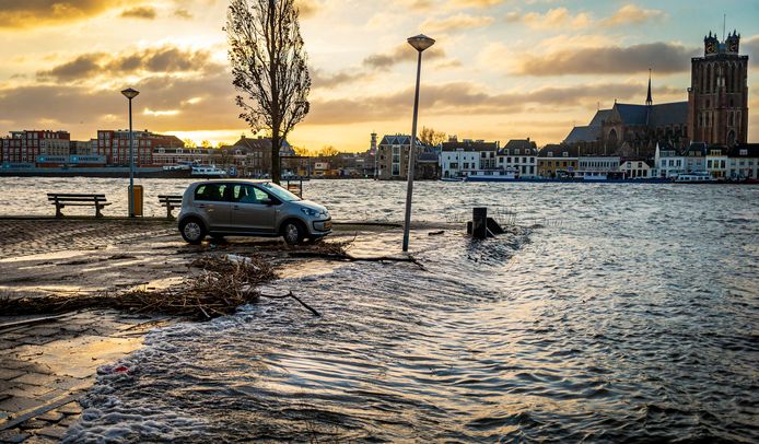 Parkeren op het Veerplein in Zwijndrecht wordt afgeraden vanwege het stijgende water.