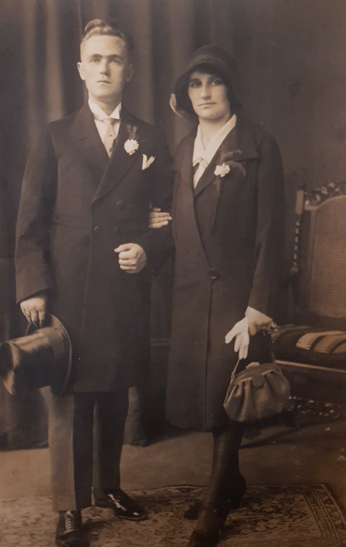 De laatste bewoners van de Dorpsstraat, voor de huizen er tegen de vlakte gingen: Piet en Cisca Versantfoort, de ouders van Harry.