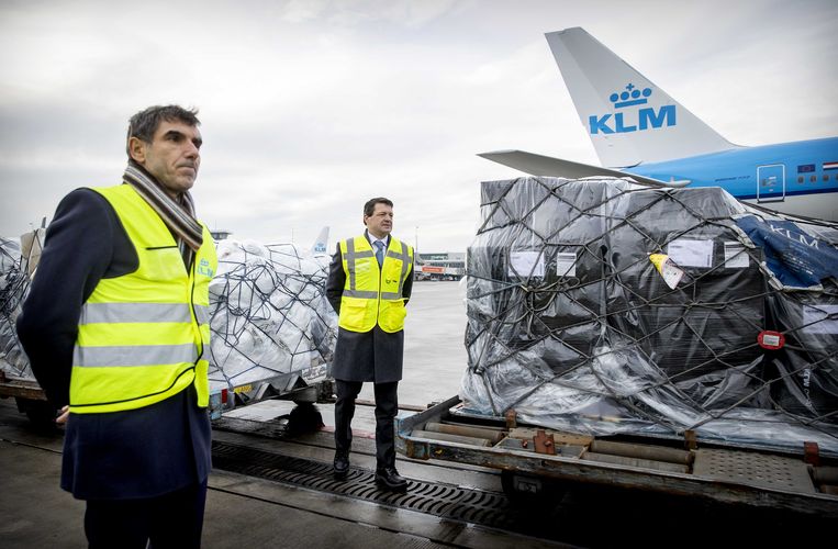 Demissionair staatssecretaris Paul Blokhuis (VWS) en KLM-topman Pieter Elbers bij een toestel van KLM dat wordt geladen met coronavaccins voor Aruba en Bonaire.  Beeld ANP