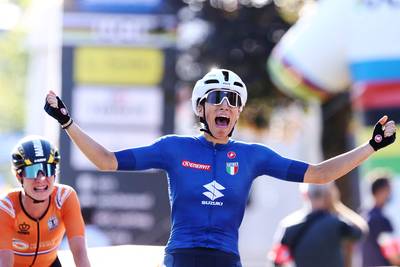Elisa Balsamo houdt Marianne Vos van vierde wereldtitel, Lotte Kopecky (16de) komt tekort in de sprint