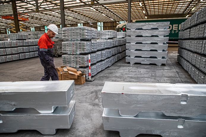 Beeld uit de fabriek van Nyrstar in Budel. Over de gang van zaken rond de overname van het zinkconcern in 2019 door Trafigura voeren minderheidsaandeelhouders een felle strijd.
