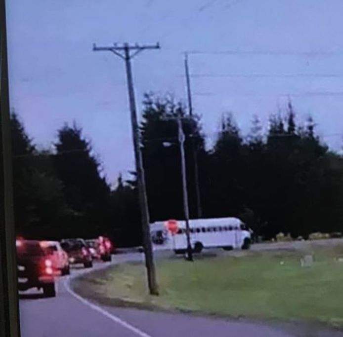 De lokale sheriff deelde een foto van de bus die achtervolgd door minstens vier auto's.