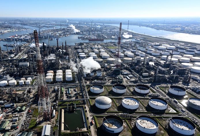 In de nacht van 19 november start het raffinagebedrijf ExxonMobil Petroleum & Chemical met fakkelactiviteiten in de haven.
