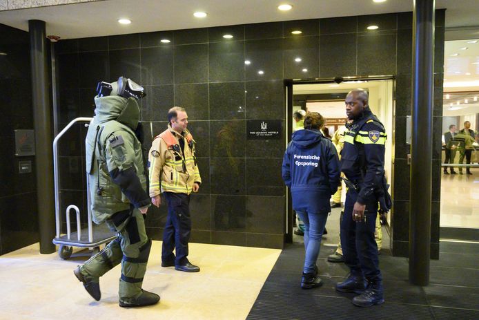 Vorige maand kwam ook al een bombrief aan in een hotel in Amsterdam. De politie houdt er rekening mee dat het om dezelfde dader gaat.