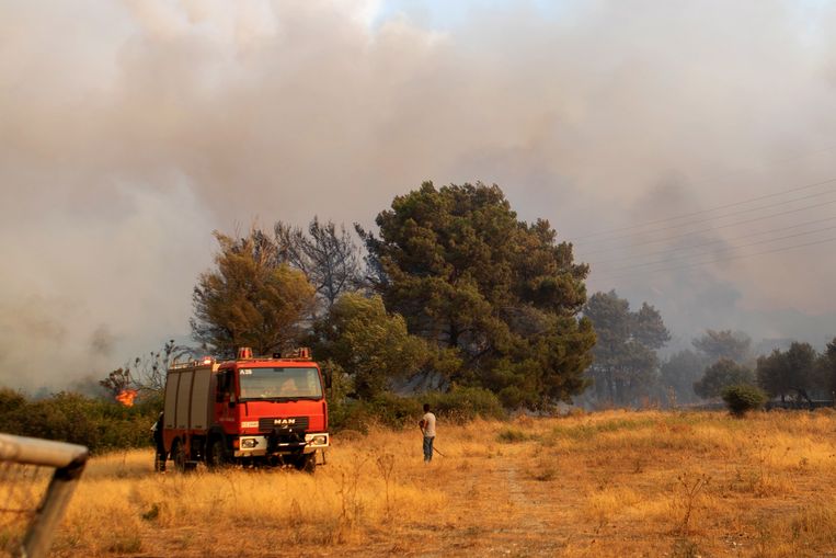 De brandweer bestrijdt het vuur op Rodos. Beeld EPA