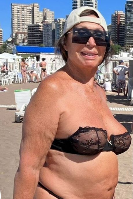 Pourquoi cette photo de l’actrice de 76 ans, Moria Casan, en bikini agite l’Argentine 