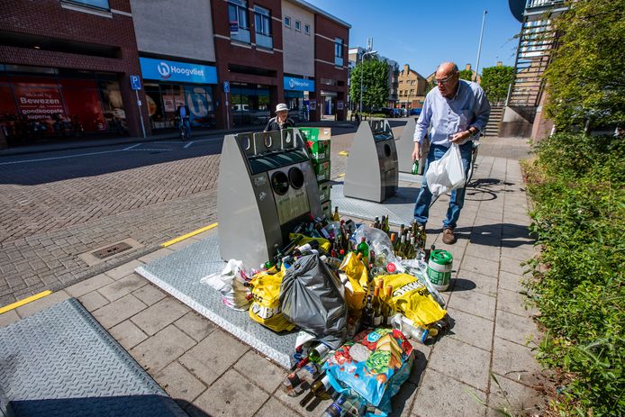 Aan de Van Geeststraat in 's-Gravenzande zijn de glasbakken overvol.