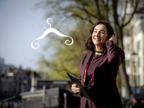 Na een voorzichtige start met tuttige jurken heeft Halsema vol overgave het broekpak omarmd