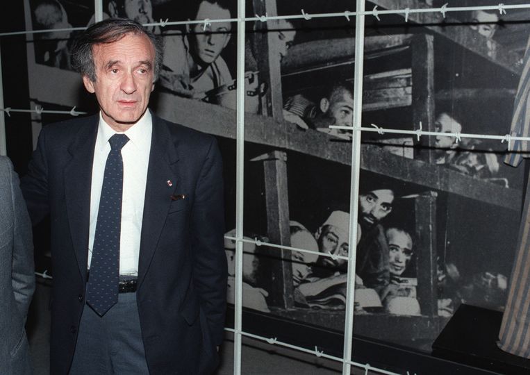 Wiesel voor een foto van zichzelf in Buchenwald (rechtsonder) Beeld afp