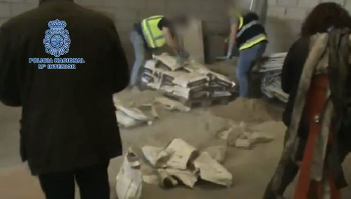 De drugs zat verstopt in zakken cement en zand uit Nederland.