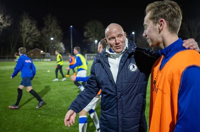 Trainer Bert Willemsen heeft vaderlijke woorden voor Valburg-speler Bas Nab op de training van de vierdeklasser.