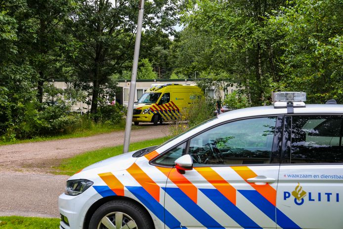 Veel hulpdiensten op het voormalige terrein van de Hoenderloo Groep na het steekincident.