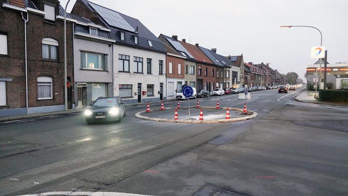 Op het kruispunt werd een proefrotonde aangelegd.