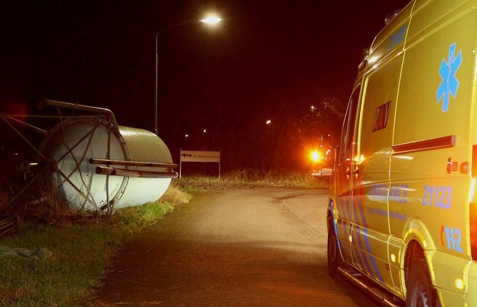 Politie rijdt auto klem in Helvoirt, heli zoekt drie vluchtende inzittenden