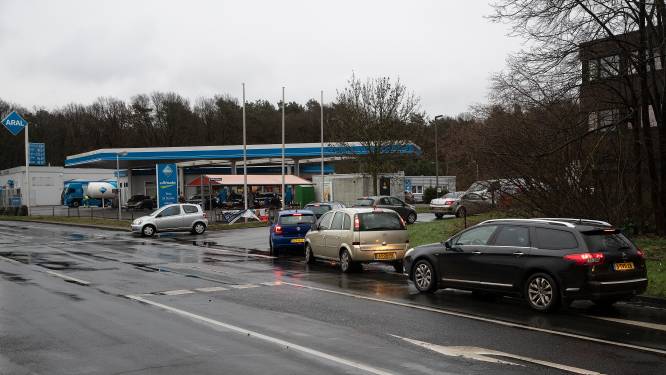 Enorme rijen bij de pomp nu brandstofcrisis dreigt: ‘De vraag is of benzine straks nog betaalbaar is’
