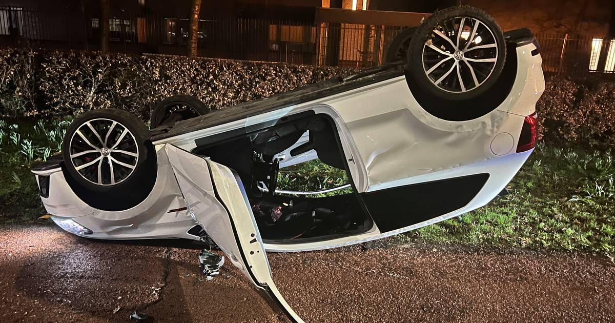 Geluk bij ongeluk: auto crasht pal voor brandweerkazerne.