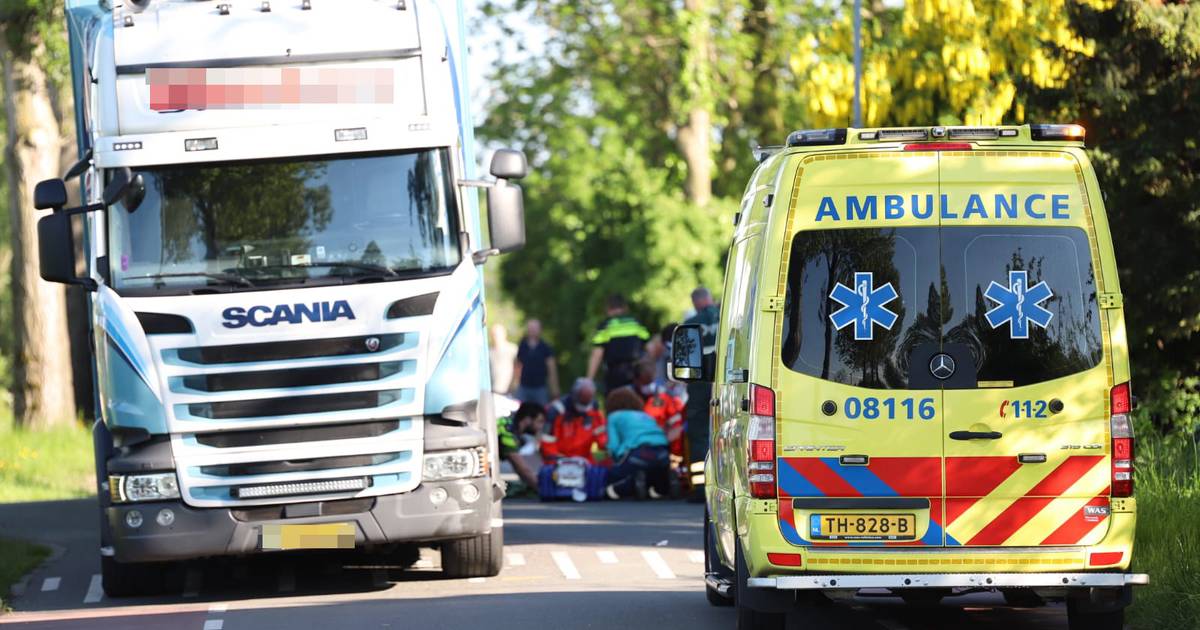 Brommerrijder ernstig gewond na aanrijding met vrachtwagen in Wadenoijen .