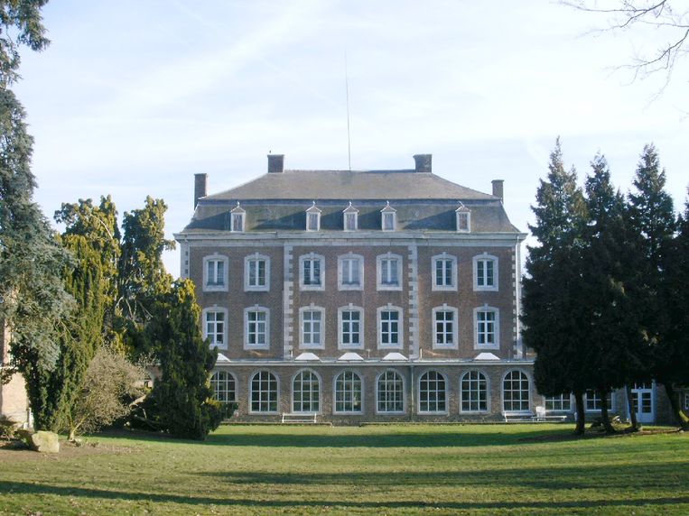 Dit statige schoolgebouw in het Limburgse Velm wordt verkocht. 'Waarschijnlijk aan een projectontwikkelaar of vastgoedmiljonair', schrijft Holslag.  Beeld RV