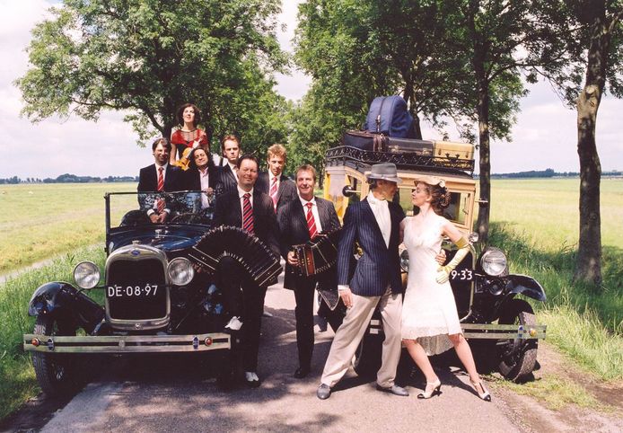 Omar Mollo op een promotiefoto uit 2007. Met onder anderen Carel Kraayenhof en diverse muzikanten en dansers trad hij toen op tijdens het jubileumconcert Tango Heroes.