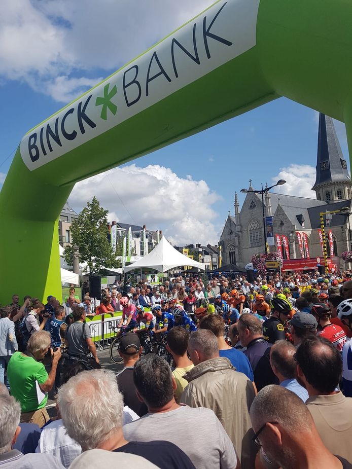 De start van de eerste rit van de BinckBank Tour in Beveren.