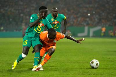 AFRIKA CUP. Gastland Ivoorkust dankzij penalty’s voorbij Senegal, waar Diatta zijn gal spuwt: “Jullie zijn corrupt”