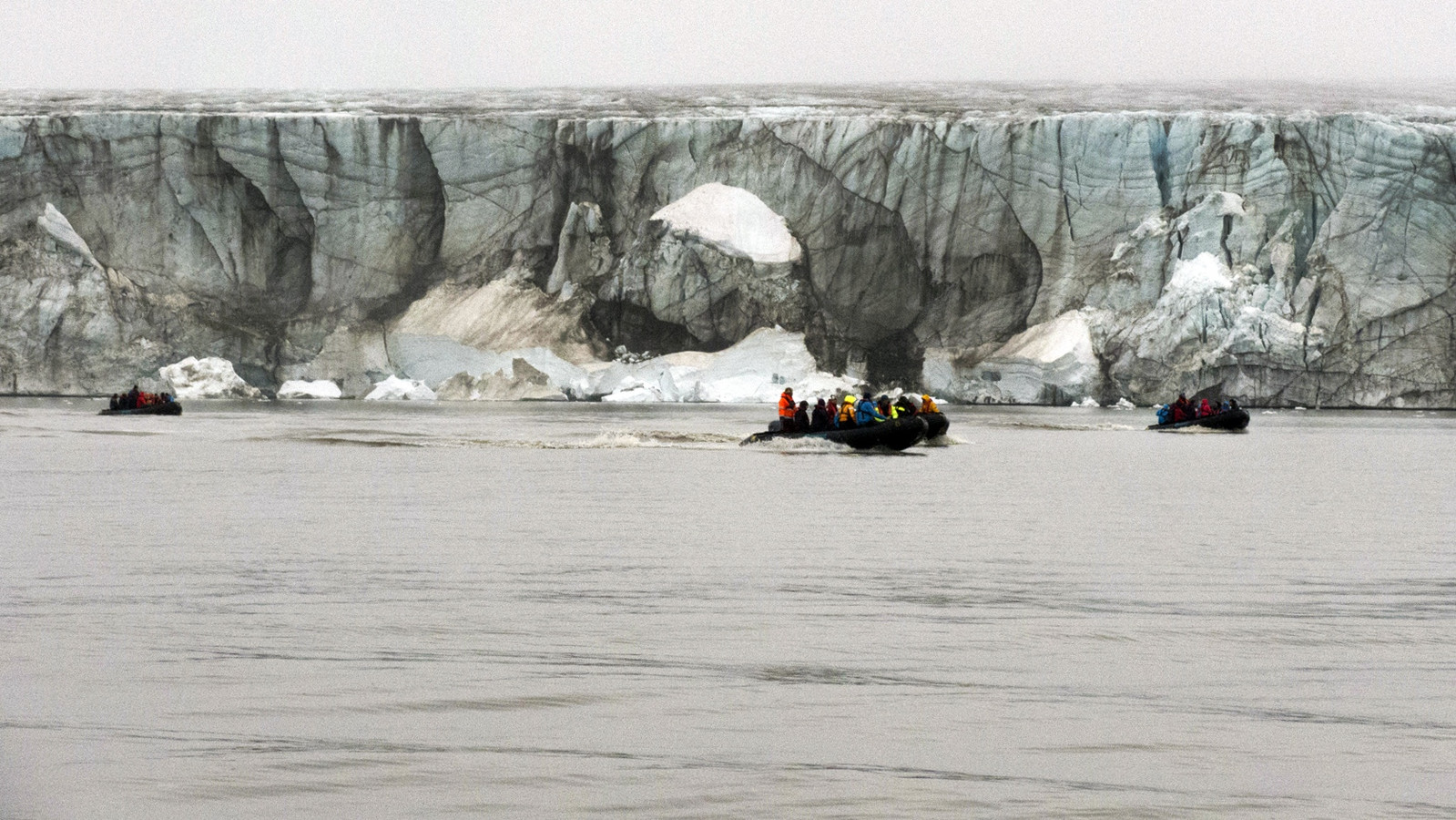 Nederlandse wetenschappers bij het eiland Edgeøya, aan de oostkant van eilandengroep Spitsbergen.