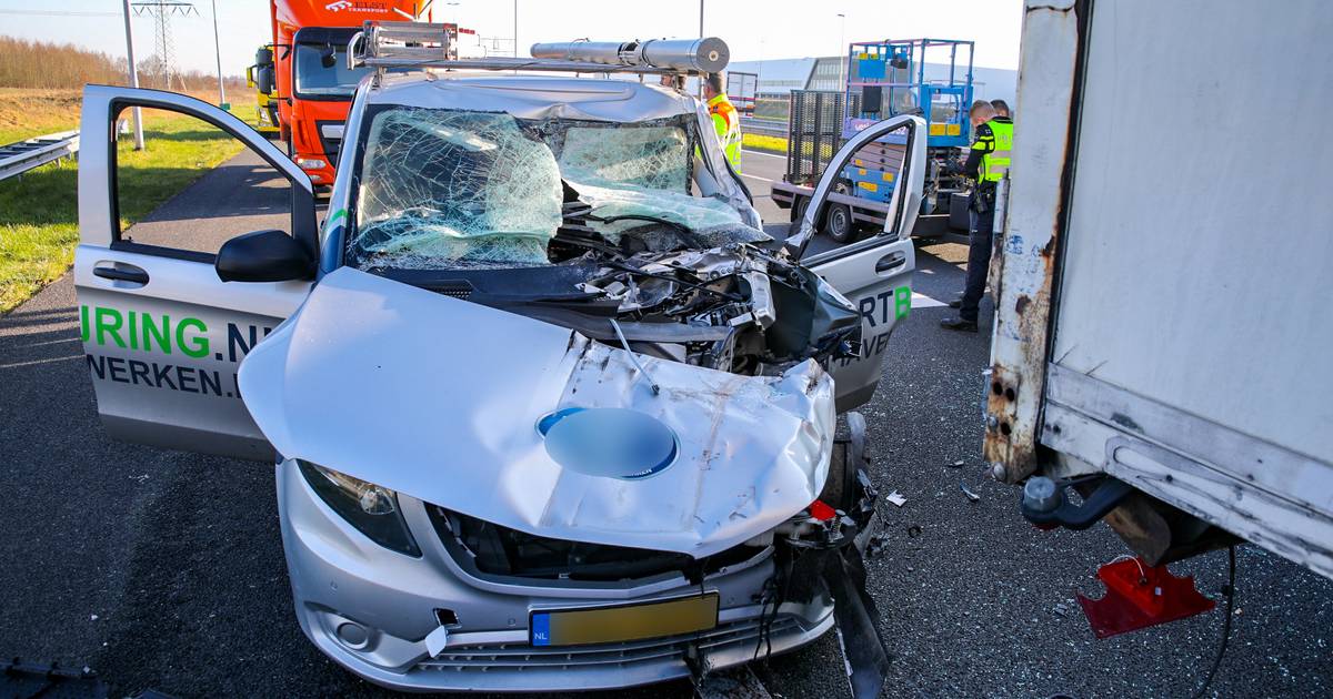 Zwaar ongeluk op A50 met bestelbus: forse verkeershinder bij Apeldoorn.