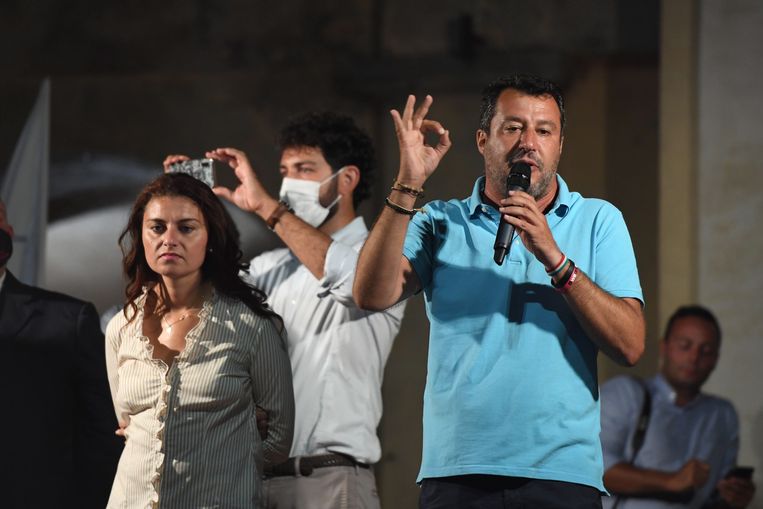 Salvini kreeg een boete van 400 euro omdat hij op een partijbijeenkomst verscheen zonder mondkapje. Beeld EPA