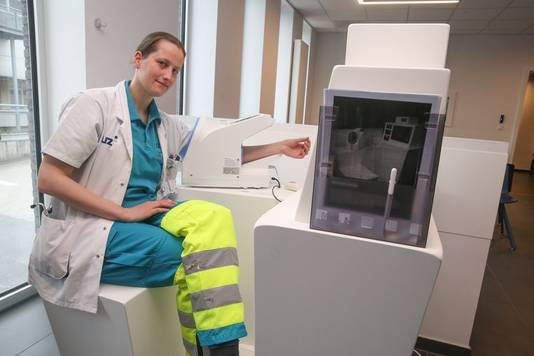Spoedarts Cathelijne Lyphout ontwierp samen met BeWell Innovations een toestel waarmee patiënten op de spoedafdeling zelf een eerste test kunnen doen.