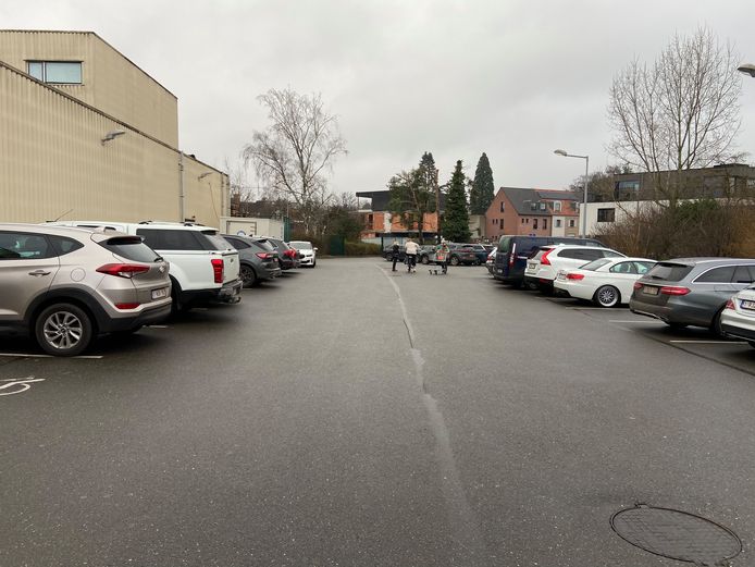 Het deel van de parking aan de rechterzijde. In de nieuwe opstelling komt de supermarkt aan de linkerkant met heel de parking aan de rechterzijde.