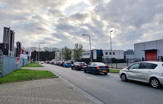McDonald's is gesloten, maar buiten staat nog een file met auto's in Tilburg Reeshof