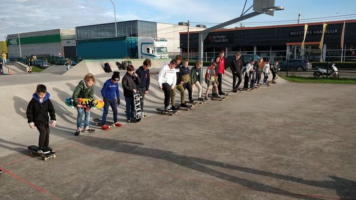 POPERINGE Skate4All Poperinge organiseerde deze maand 3 succesvolle skateboard initiaties met telkens meer dan 50 deelnemers. Skate4All is een sociaal project van Poperingse skateboarders Karel Vandenbroucke, Michiel Fiey en Cas Haeyaert.