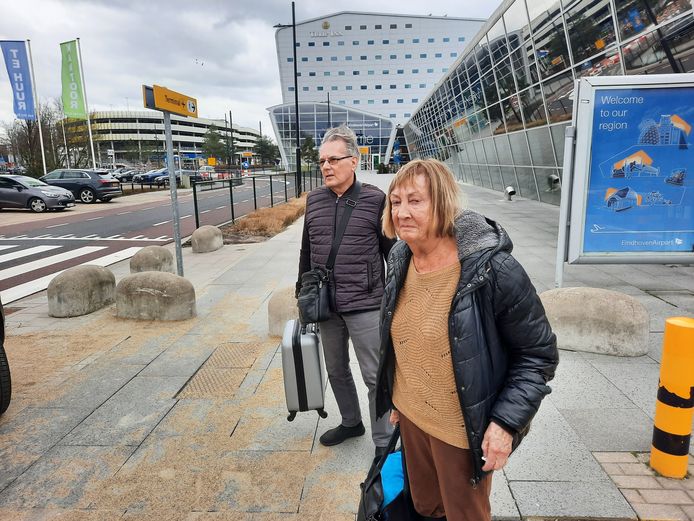 Henk en Anneke Roelofs uit Lelystad. Paniek op het station in Boxtel, maar toch op tijd op het vliegveld in Eindhoven.