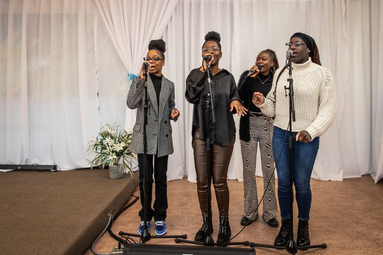Het zangkoor dat voor zingt tijdens de dienst. Links Sarafina Dixon, naast haar Phoebe Wallace, en tweede van rechts is Adora Legemah, daarnaast Maria Igali.  Beeld Dingena Mol