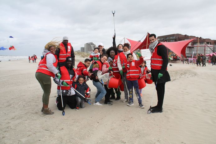 Eneco Clean Beach Cup in Koksijde. Foto: een groep enthousiaste deelnemers van het Fedasil asielcentrum in Koksijde