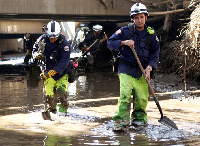 Brandweerlui op zoek naar vermisten sinds de modderstromen van dinsdag.