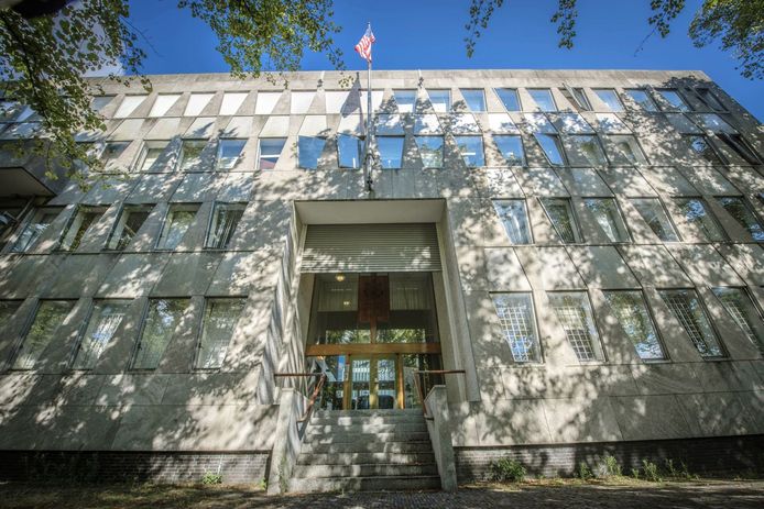 Plannen om het Escher Museum naar de voormalige Amerikaanse ambassade te verhuizen liggen stil. VVD-raadslid Det Regts vroeg ernaar, maar is zelf ook bestuurslid van de Stichting Vrienden van het Escher Museum. ‘Belangenverstrengeling’, zo mopperen collega-raadsleden.
