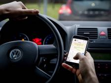 Bellen, vergaderen, gamen: al driekwart weggebruikers gebruikt mobiel achter het stuur