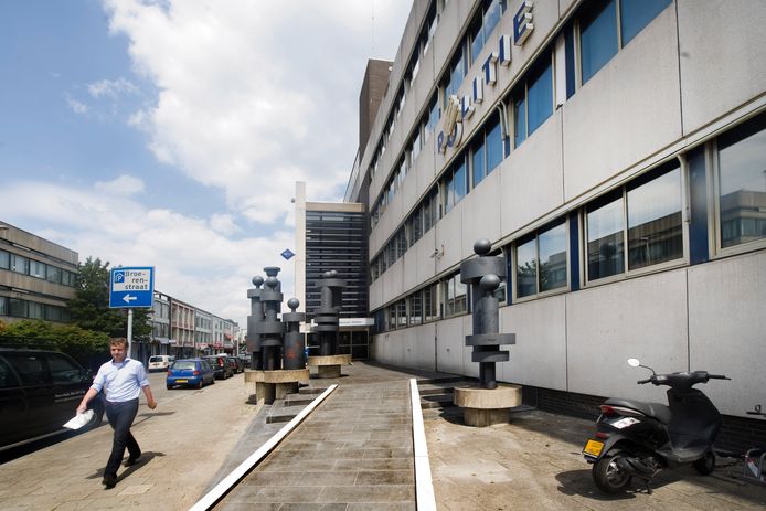 Het politiebureau aan de Beekstraat in Arnhem op archiefbeeld.