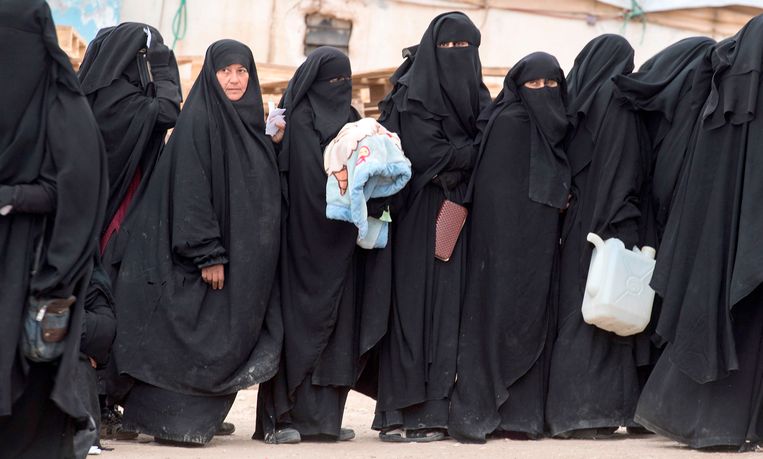 Vrouwen staan in de rij in het Al Hol-kamp in het noordoosten van Syrië. Beeld AFP