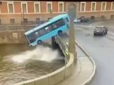 Bus crasht op brug en valt in rivier van Sint-Petersburg