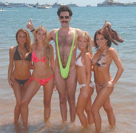 La soeur de Borat !, Ça tient comment ? : l'étonnant maillot de