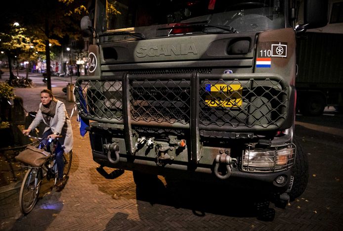 Met zware voertuigen en containers helpt het Nederlandse leger de gemeente Den Haag met het afzetten van wegen, als een van de maatregelen tegen het boerenprotest.